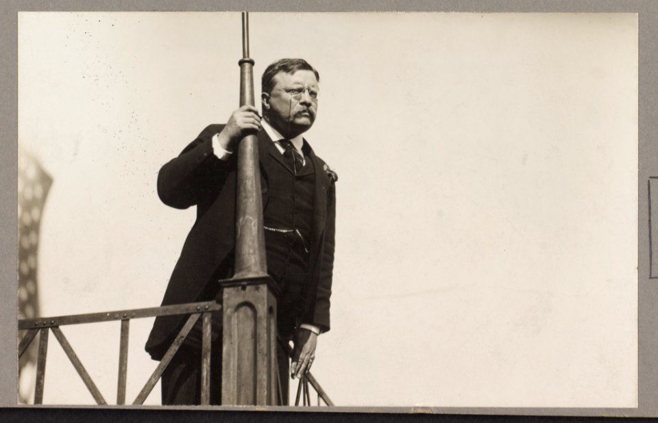 Theodore Roosevelt speaking from a balcony LCCN2013645458