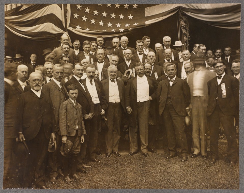 Theodore Roosevelt with members of the Notification Committee and guests at Sagamore Hill, Oyster Bay, N.Y. LCCN2013651318