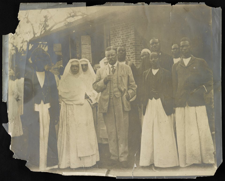 Theodore Roosevelt with nuns, clerics, and officials in Uganda LCCN2013650933