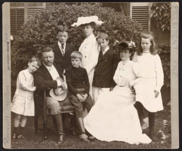 Theodore Roosevelt with his wife and children LCCN2009631486