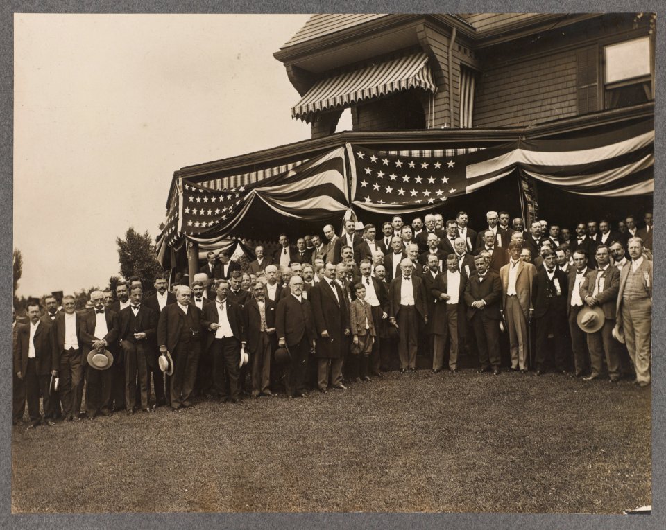 Theodore Roosevelt, Joseph Cannon, members of the Republican Nomination Committee, and guests in front of Sagamore Hill, Oyster Bay, N.Y. LCCN2013651213