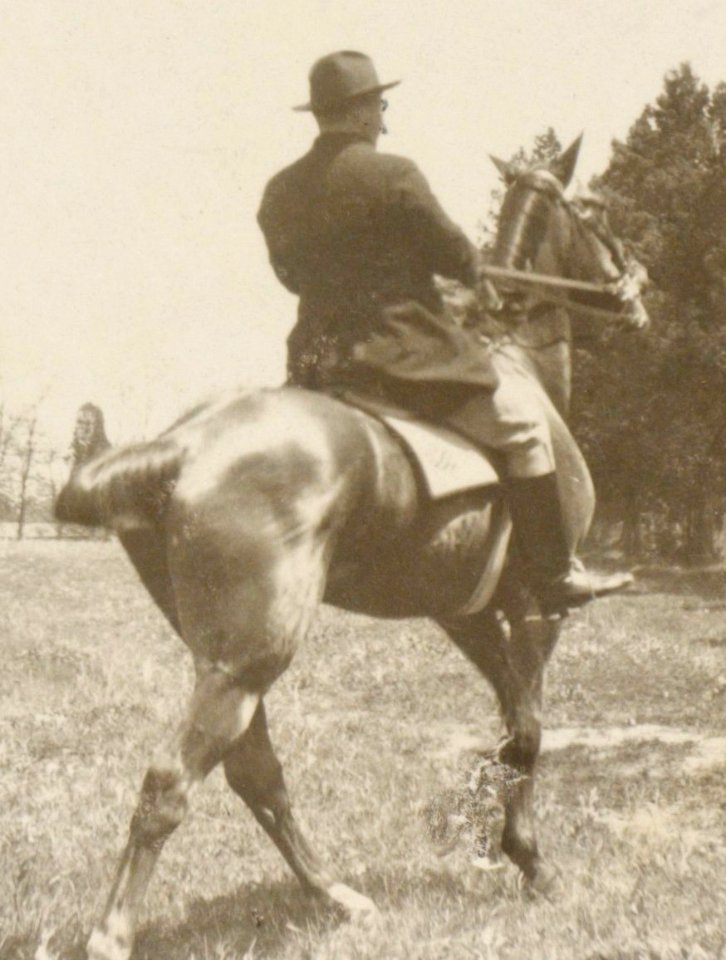 Theodore Roosevelt, on horseback, rear view LCCN99471936 (cropped)