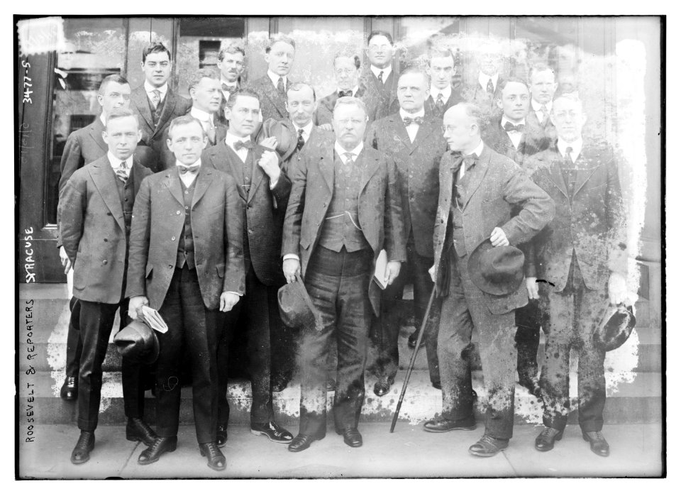 Theodore) Roosevelt & reporters - Syracuse LCCN2014699027