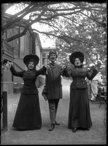 Therese Hertzberg, Oscar Textorius and Asta Johansson in the revue Bluff at Kristallsalongen 1905 - SMV - K010