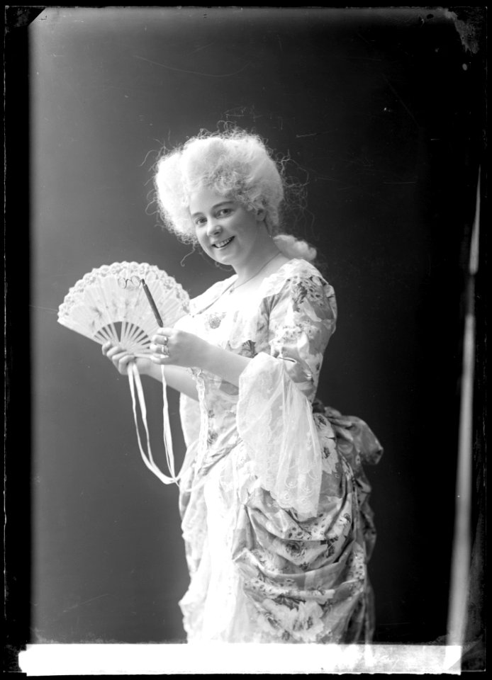 Therese Hertzberg, dancer, in unknown performance - SMV - GH120