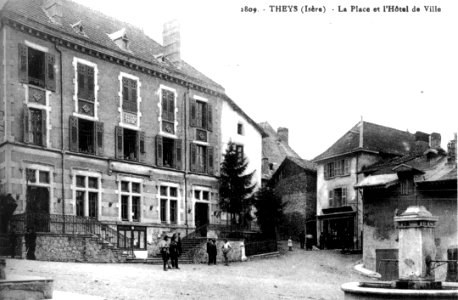Theys, la place et l hotel de ville, 1910, p249 de L'Isère les 533 communes photo