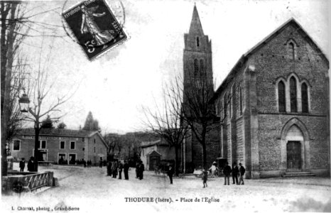 Thodure, place de l'église, 1908, p250 de L'Isère les 533 communes - L Charvat photographe Grande Serre photo
