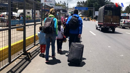 This Venezuelan family hopes to cross the border between Ecuador and Colombia on their return trip to Venezuela photo