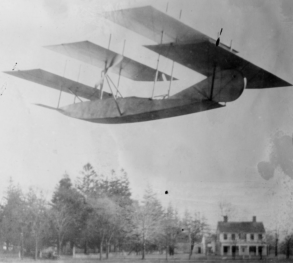Thomas E. Lake aeroplane in 1910, from- T.E. LAKE Aeroplane LCCN2014698383 (cropped)