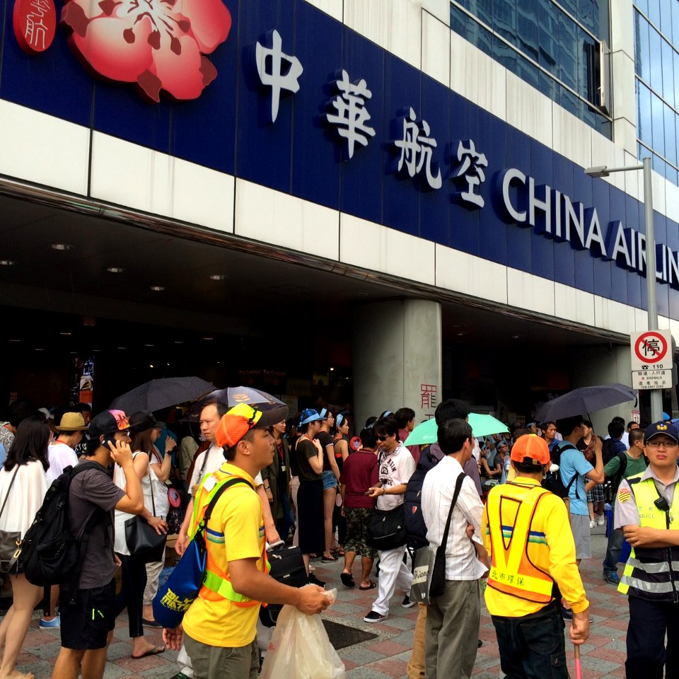 華航空服人員在台北華航大樓前舉行罷工 01