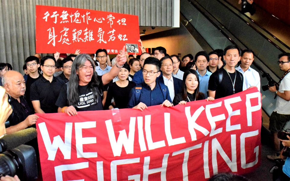 香港4名被取消資格議員遷出立法會辦公室 01