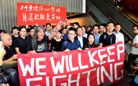 香港4名被取消資格議員遷出立法會辦公室 01