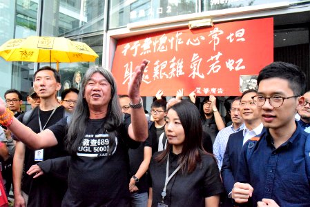香港4名被取消資格議員遷出立法會辦公室 02