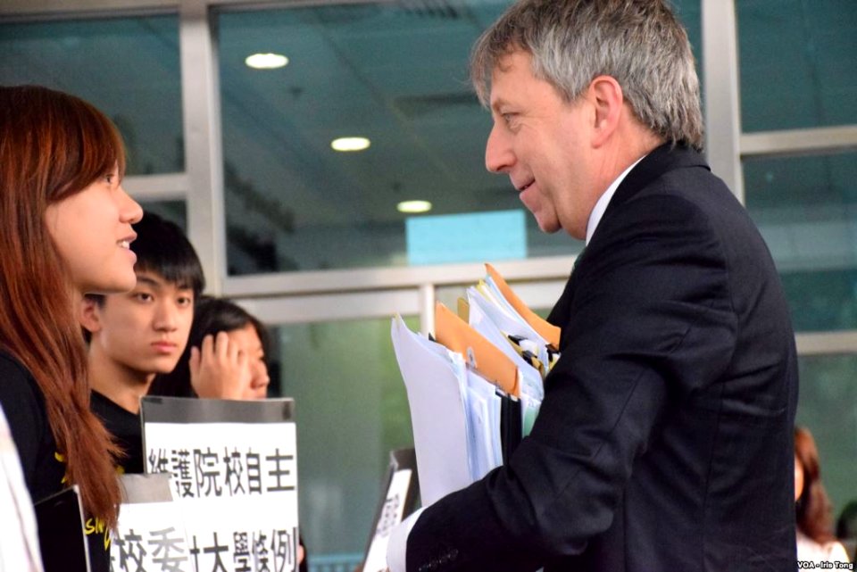 香港大學校長馬斐森進入校委會會議前與抗議的學生會代表交談