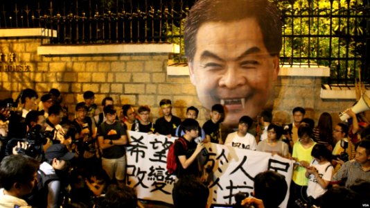 香港學聯四千人抗命遊行夜圍禮賓府 (5)