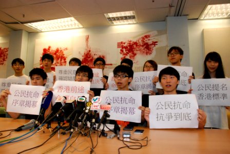 香港學聯及學民思潮成員舉行記者會，宣佈7-1大遊行後提早佔中 01