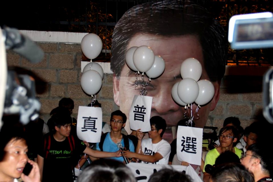 香港學聯四千人抗命遊行夜圍禮賓府 (4)