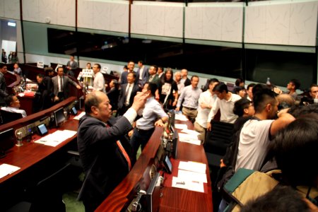 香港本土議員宣誓風波上演政治對決大戲 05
