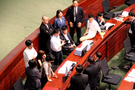 香港本土議員宣誓風波上演政治對決大戲 13