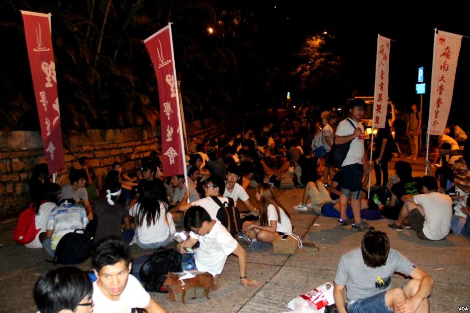 香港學聯四千人抗命遊行夜圍禮賓府 (3)