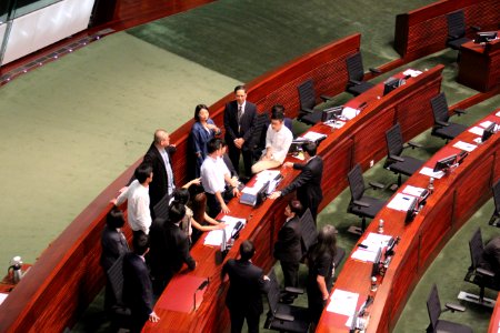 香港本土議員宣誓風波上演政治對決大戲 21