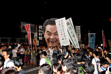 香港學聯四千人抗命遊行夜圍禮賓府 (16)