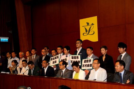 香港本土議員宣誓風波上演政治對決大戲 28