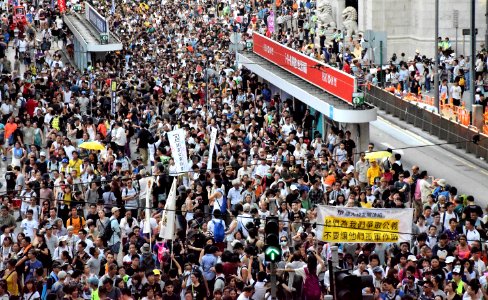 香港萬人遊行聲援被改判監禁的學生領袖及示威者 11