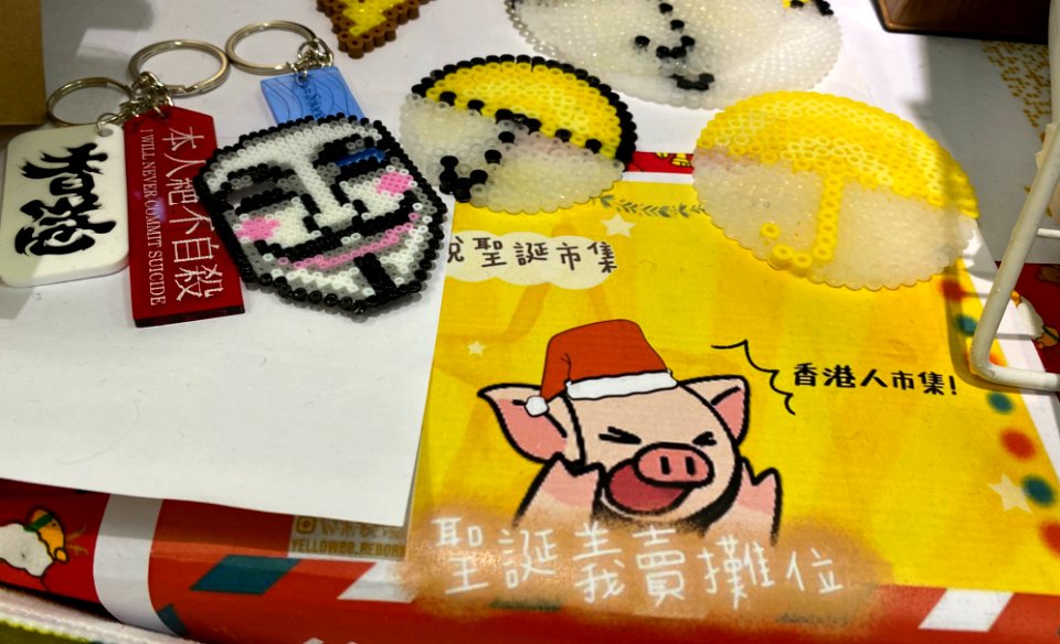 香港连侬说展览保存反送中运动抗争记忆 寓意信念撕不走 08