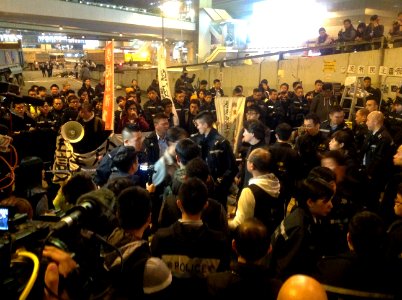 香港警方12月11日全面清場金鐘佔領區 05
