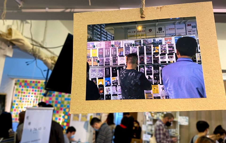 香港连侬说展览保存反送中运动抗争记忆 寓意信念撕不走 01