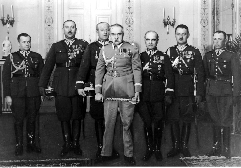 Wręczenie buzdyganu marszałkowi Polski Józefowi Piłsudskiemu przez delegację kawalerii polskiej (22-291)