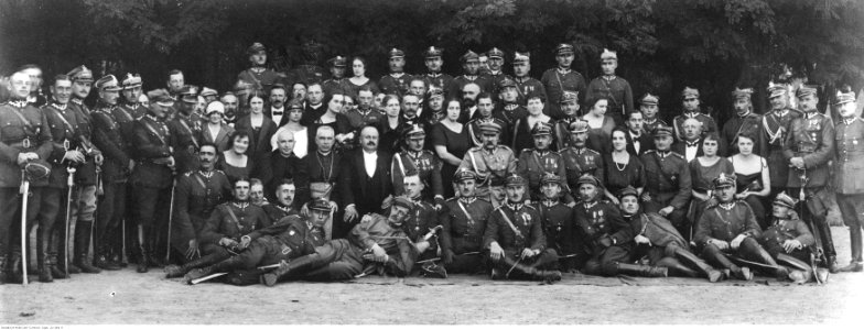 Wręczenie sztandaru 19 Pułkowi Ułanów Wołyńskich im. Edmunda Różyckiego (22-281-5)