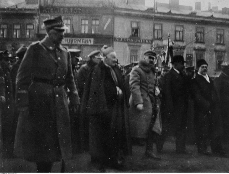 Wręczenie sztandarów 1 i 6 Pułkowi Piechoty (22-279-1)