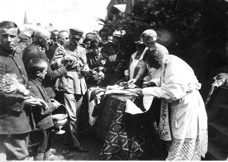 Wręczenie sztandaru 19 Pułkowi Ułanów Wołyńskich im. Edmunda Różyckiego (22-281-1)