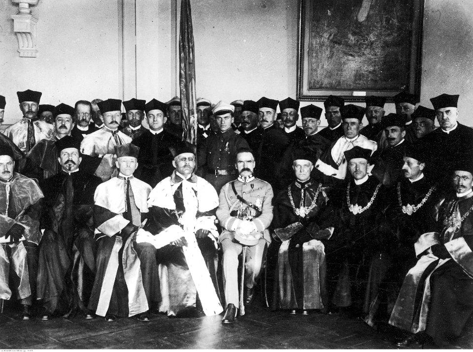 Wręczenie marszałkowi Józefowi Piłsudskiemu doktoratu honoris causa Wydziału Lekarskiego Uniwersytetu Warszawskiego (22-307)