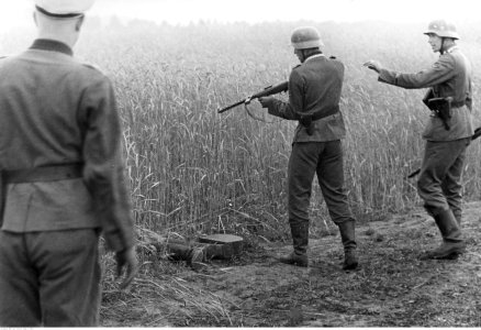 Zabicie cywila przez żołnierzy Waffen SS (2-1947) photo