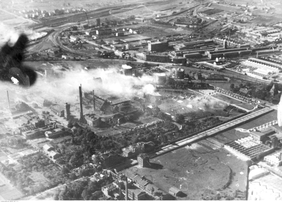 Zbombardowane zabudowania Fabryki Lillpop, Rau i Loewenstein w Warszawie (2-72)