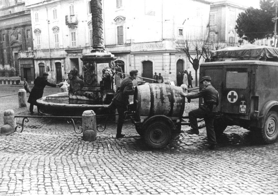 Zaopatrzenie żołnierzy niemieckich w wodę, front włoski (2-2479)
