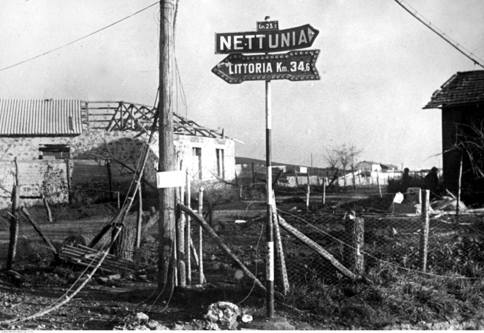 Znak drogowy na froncie pod Nettuno (2-2212)