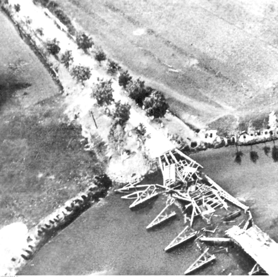Zbombardowany most na Bzurze (2-79)