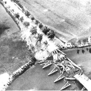 Zbombardowany most na Bzurze (2-79)