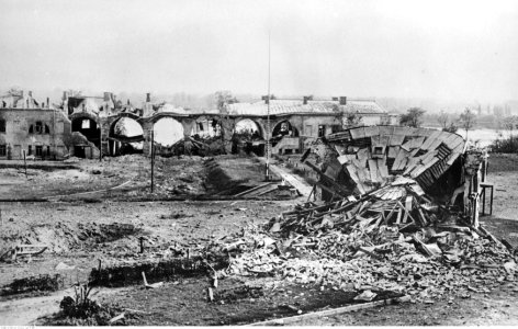 Zniszczone budynki Twierdzy Modlin (2-246)