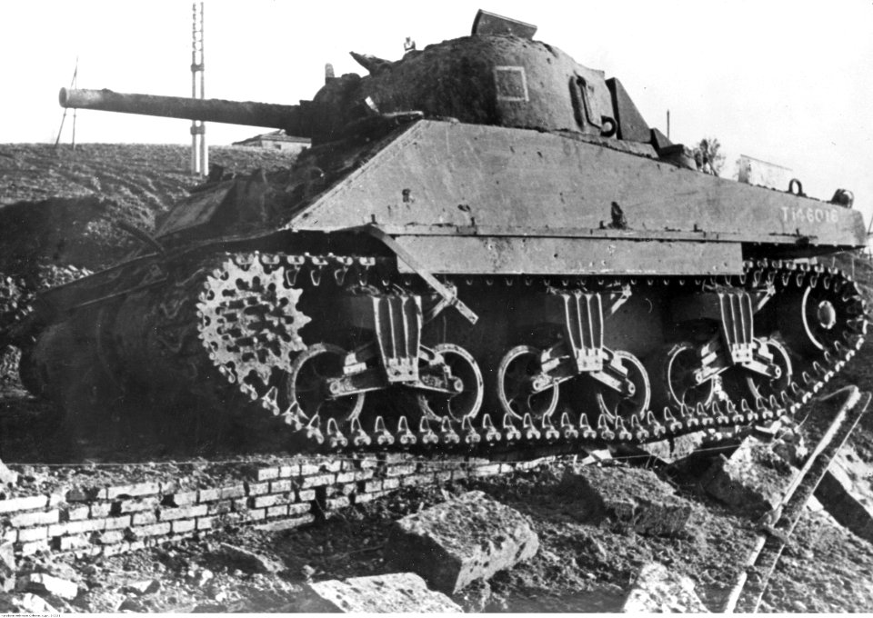 Zniszczony czołg amerykański Sherman na froncie włoskim (2-2236)