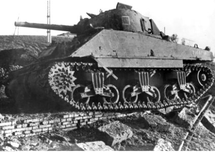 Zniszczony czołg amerykański Sherman na froncie włoskim (2-2236)