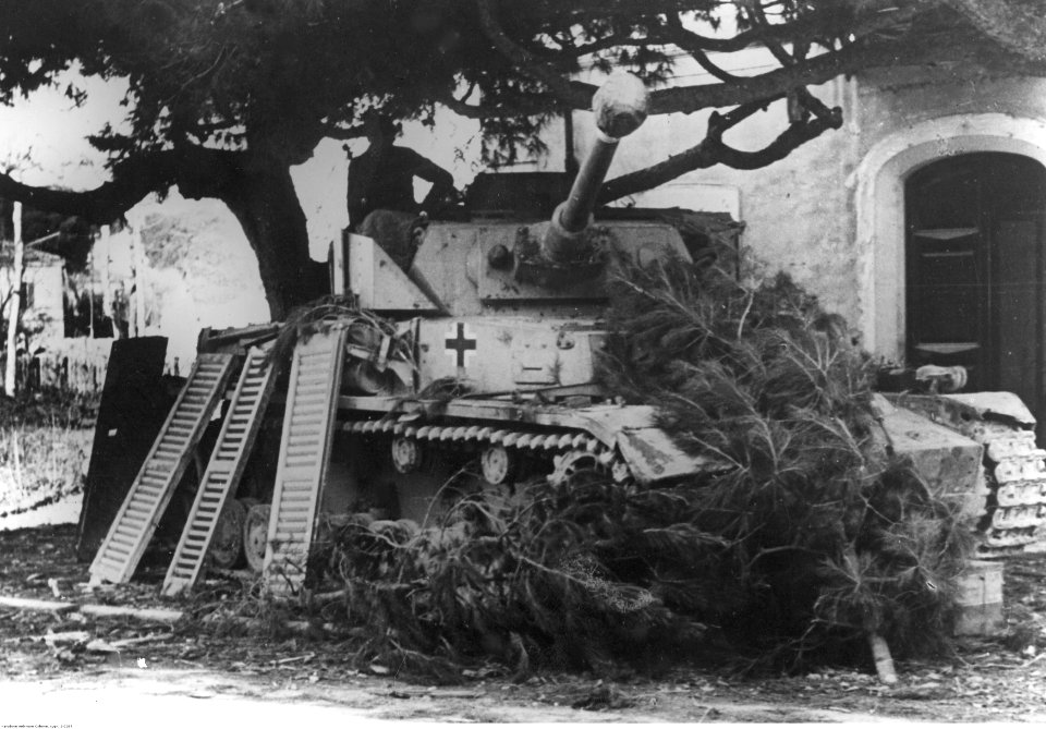 Zamaskowany czołg PzKpfw IV Ausf H na froncie w południowych Włoszech (2-2287)