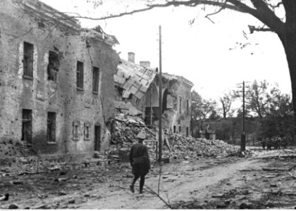 Zniszczone budynki Twierdzy Modlin (2-247)