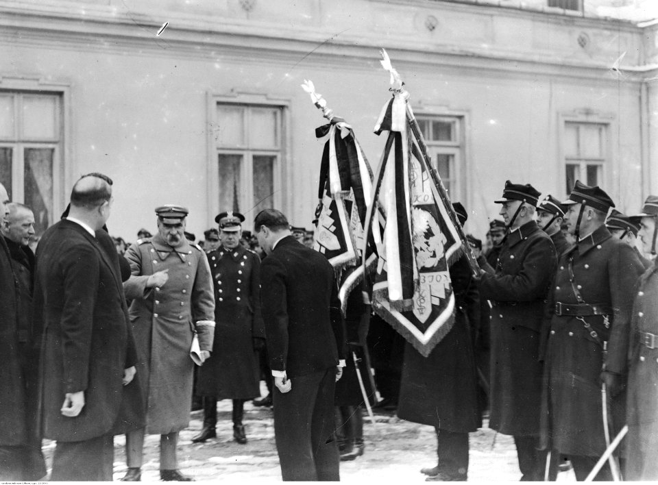 Złożenie hołdu Józefowi Piłsudskiemu z okazji jego imienin przez Batalion Kolejowego Przysposobienia Wojskowego Okręgu Warszawskiego (22-299-3)