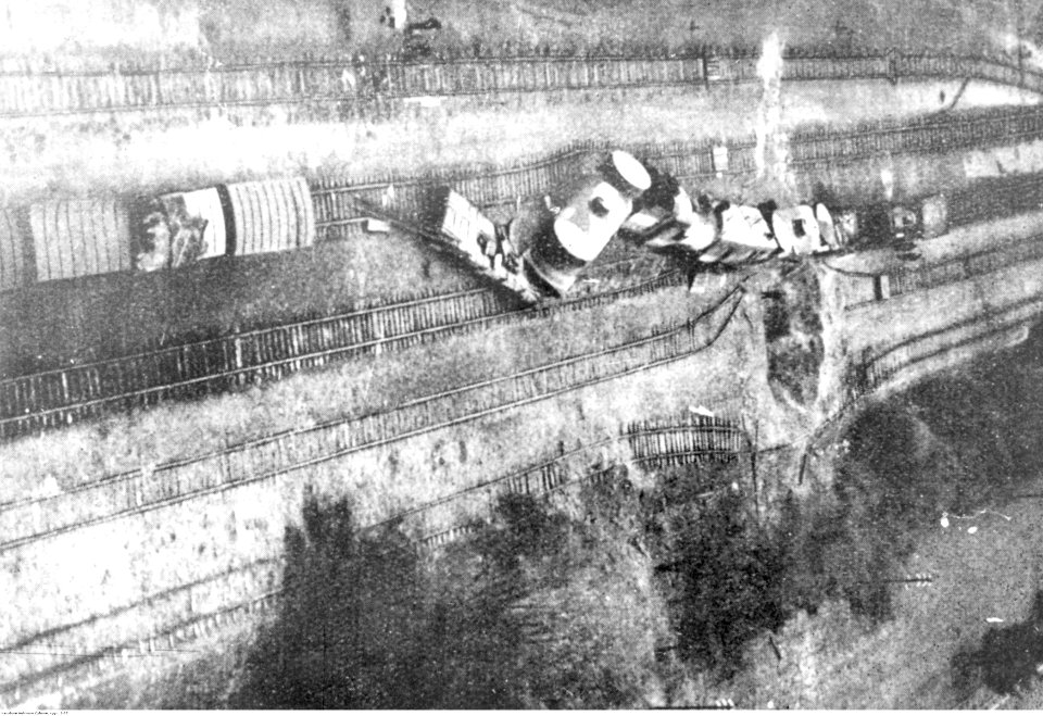 Zbombardowany pociąg pancerny gen. Sosnkowski (2-77)