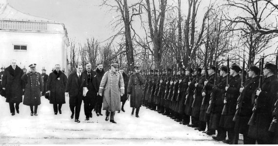 Złożenie hołdu Józefowi Piłsudskiemu z okazji jego imienin przez Batalion Kolejowego Przysposobienia Wojskowego Okręgu Warszawskiego (22-299-1)